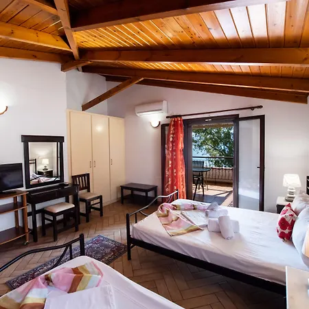 Mavra Aparthotel 3*