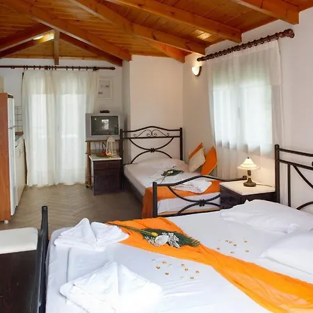 Mavra Aparthotel 2*